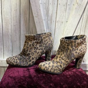 Ladies heeled boots!!Beautiful. Leopard print
